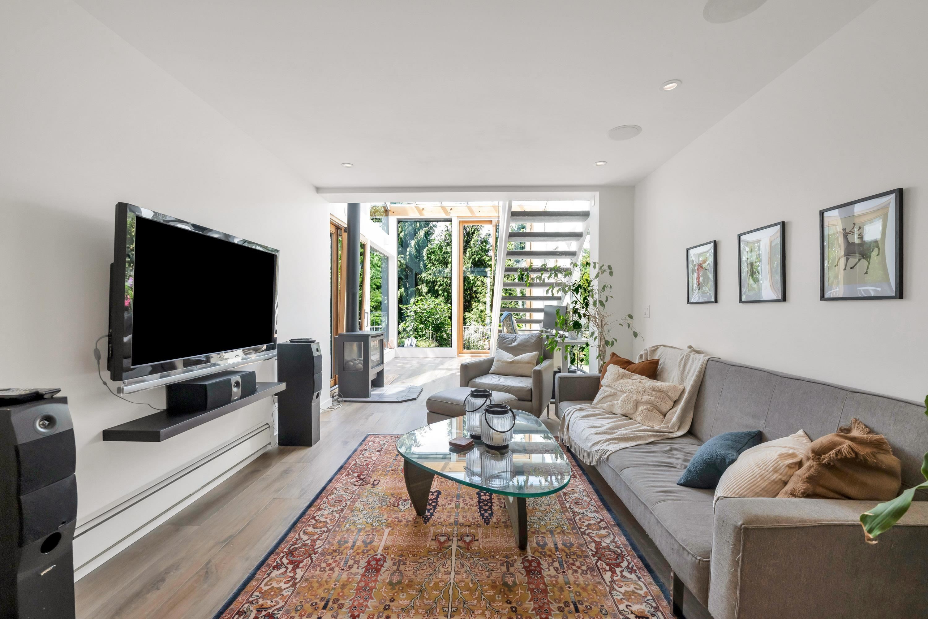 5623 Eagle Court, North Vancouver, BC - Indoor Photo Showing Living Room