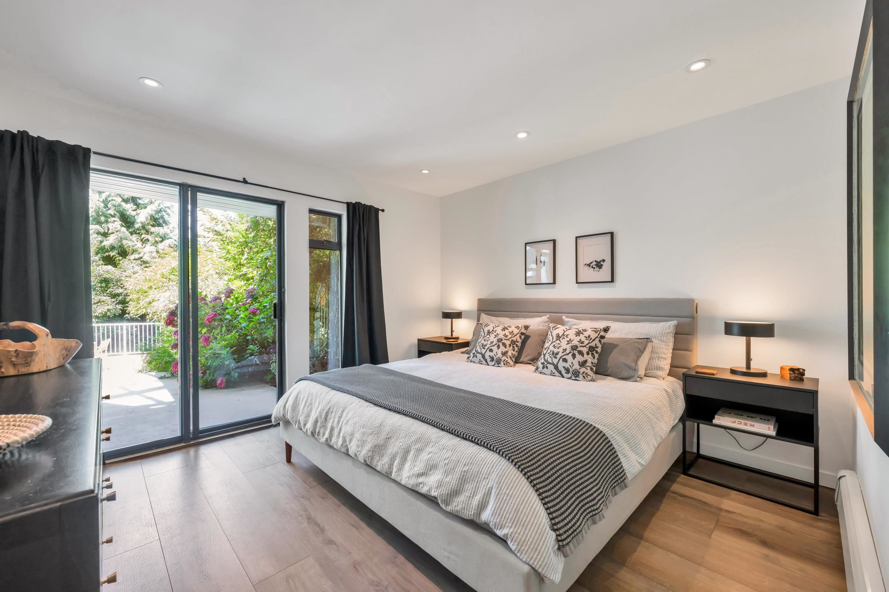 5623 Eagle Court, North Vancouver, BC - Indoor Photo Showing Bedroom