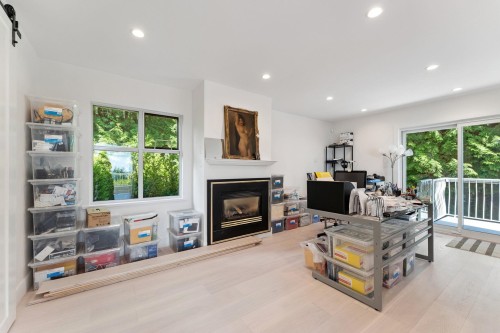 1725 Rosebery Avenue, West Vancouver, BC - Indoor Photo Showing Living Room With Fireplace