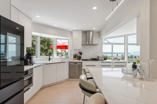1725 Rosebery Avenue, West Vancouver, BC - Indoor Photo Showing Kitchen With Upgraded Kitchen