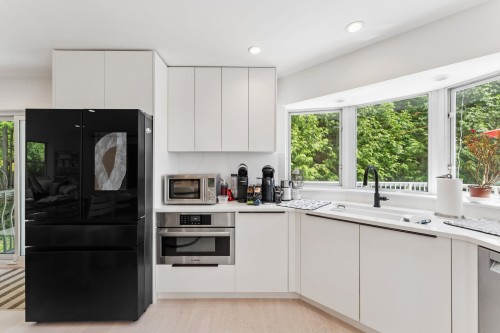 1725 Rosebery Avenue, West Vancouver, BC - Indoor Photo Showing Kitchen