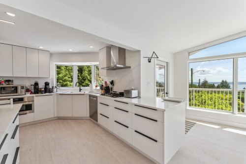 1725 Rosebery Avenue, West Vancouver, BC - Indoor Photo Showing Kitchen With Upgraded Kitchen