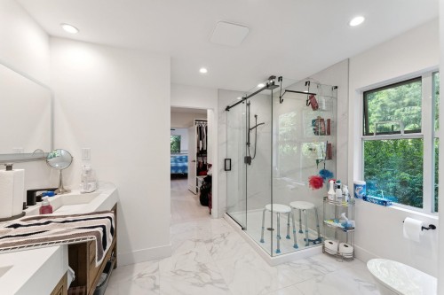 1725 Rosebery Avenue, West Vancouver, BC - Indoor Photo Showing Bathroom