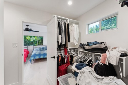 1725 Rosebery Avenue, West Vancouver, BC - Indoor With Storage