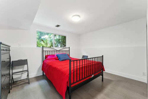1725 Rosebery Avenue, West Vancouver, BC - Indoor Photo Showing Bedroom