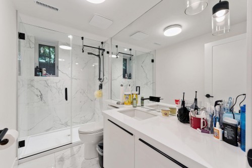 1725 Rosebery Avenue, West Vancouver, BC - Indoor Photo Showing Bathroom