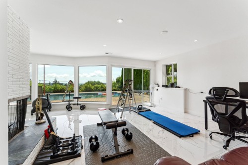 1725 Rosebery Avenue, West Vancouver, BC - Indoor Photo Showing Gym Room