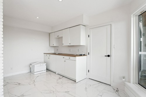 1725 Rosebery Avenue, West Vancouver, BC - Indoor Photo Showing Kitchen