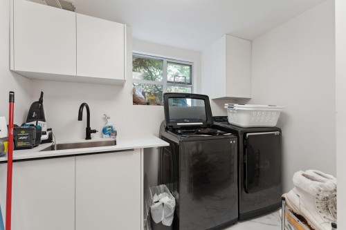 1725 Rosebery Avenue, West Vancouver, BC - Indoor Photo Showing Laundry Room