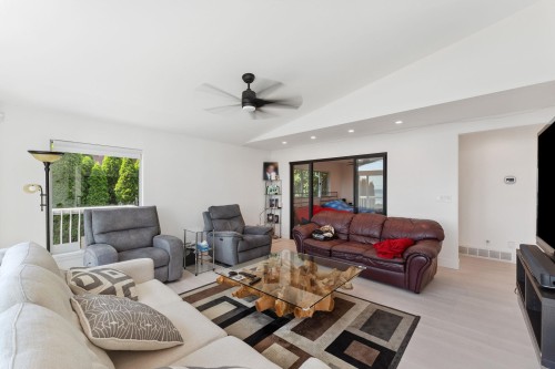 1725 Rosebery Avenue, West Vancouver, BC - Indoor Photo Showing Living Room