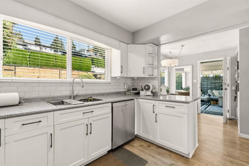 1237 Ioco Road, Port Moody, BC - Indoor Photo Showing Kitchen