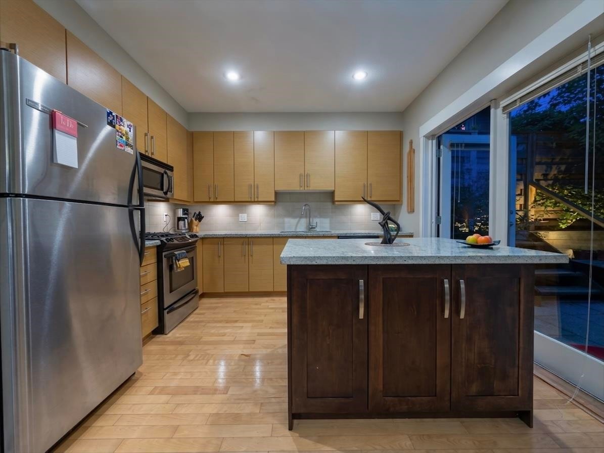 2982 Chesterfield Avenue, North Vancouver, BC - Indoor Photo Showing Kitchen