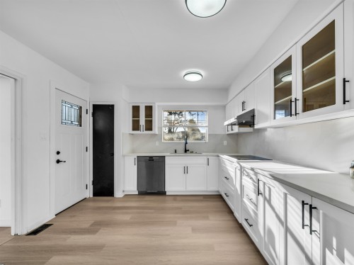 1640 Spray Avenue, Coquitlam, BC - Indoor Photo Showing Kitchen
