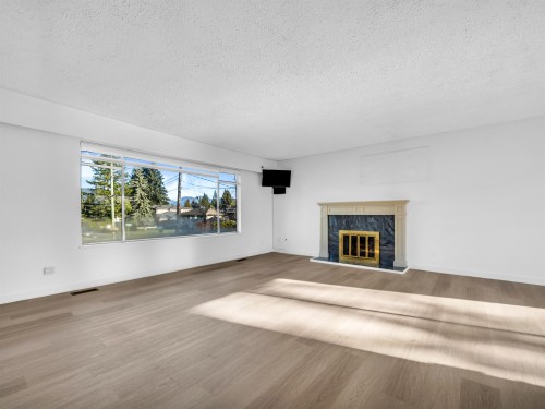 1640 Spray Avenue, Coquitlam, BC - Indoor Photo Showing Living Room With Fireplace