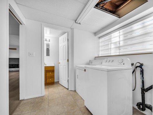 1640 Spray Avenue, Coquitlam, BC - Indoor Photo Showing Laundry Room