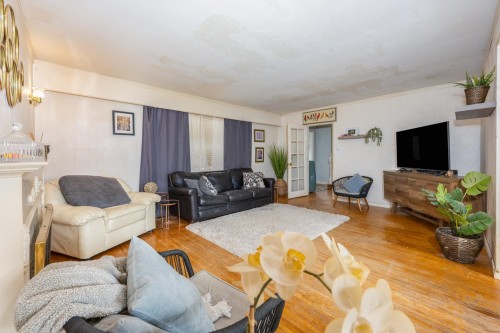 6580 Williams Road, Richmond, BC - Indoor Photo Showing Living Room