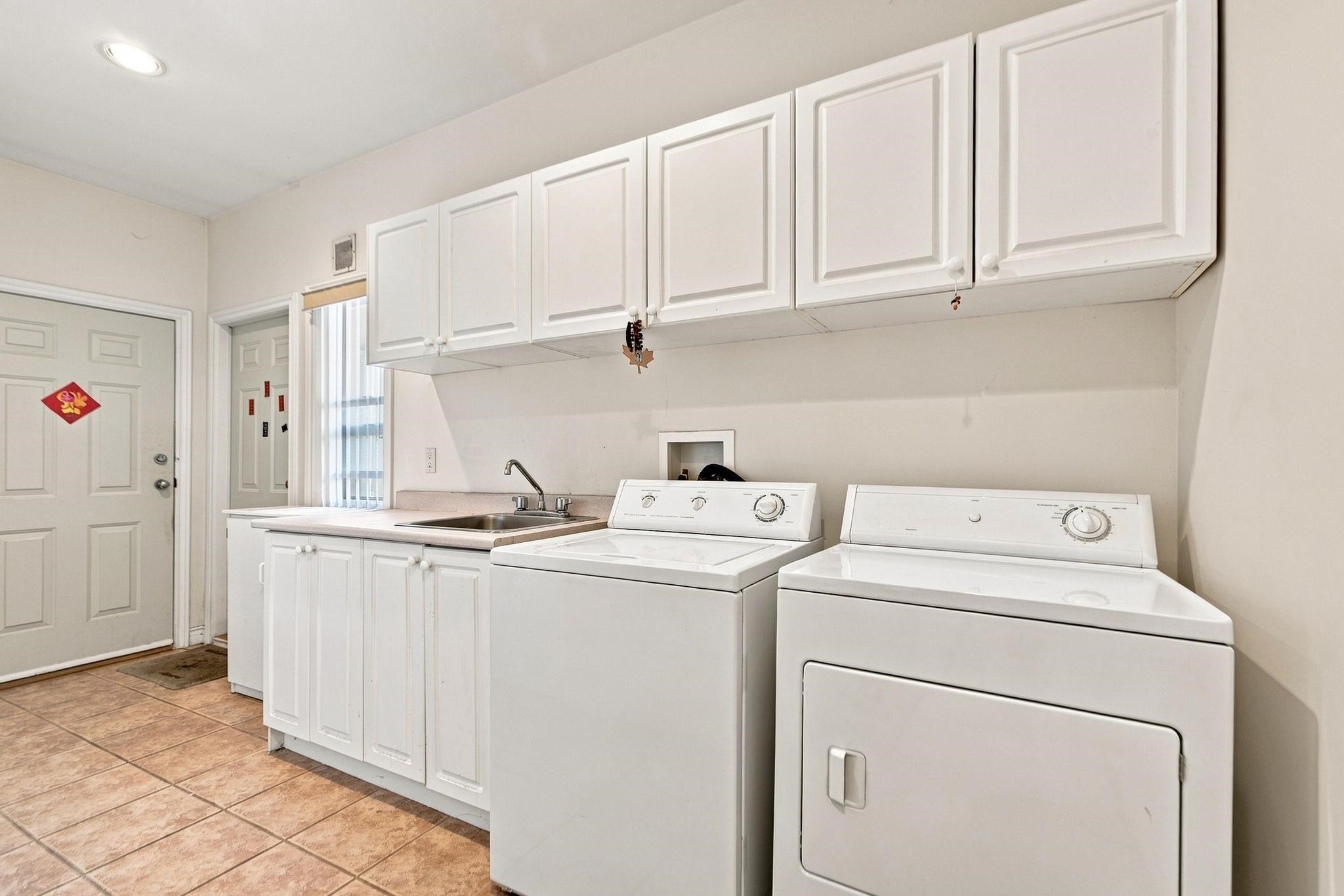 10031 Leonard Road, Richmond, BC - Indoor Photo Showing Laundry Room