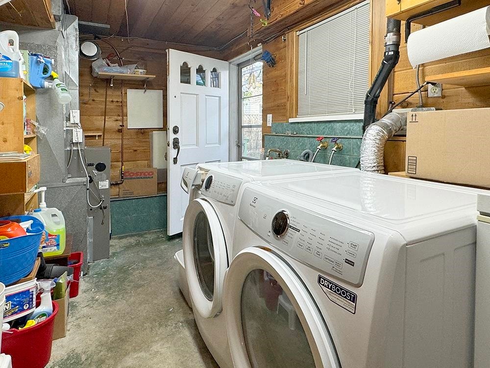 8140 Lucas Road, Richmond, BC - Indoor Photo Showing Laundry Room
