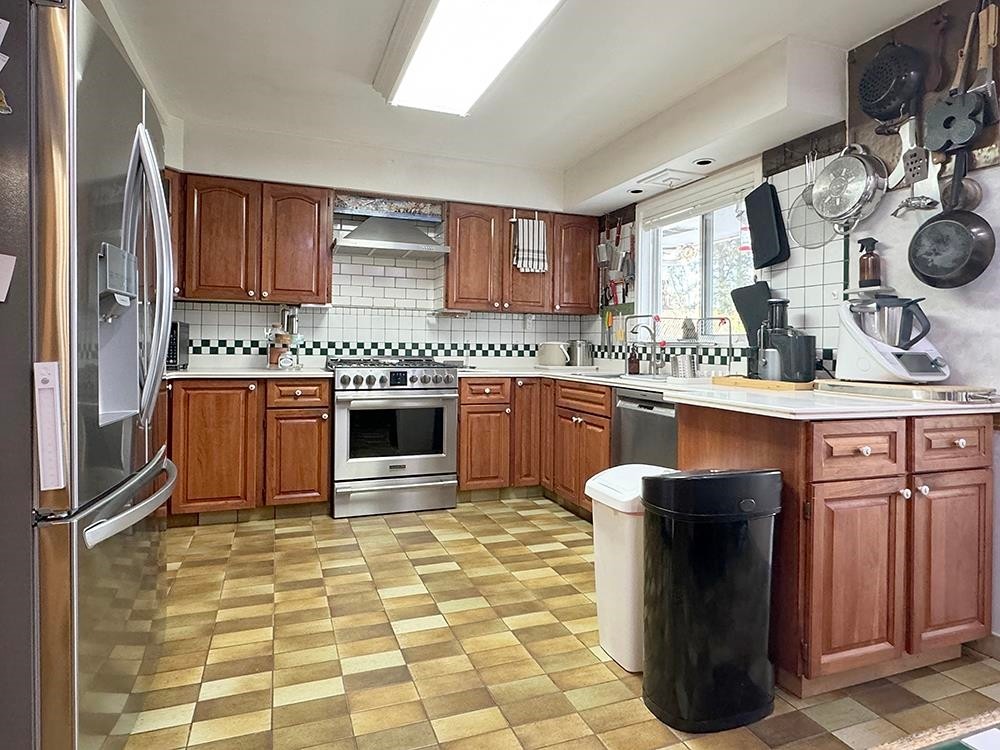 8140 Lucas Road, Richmond, BC - Indoor Photo Showing Kitchen