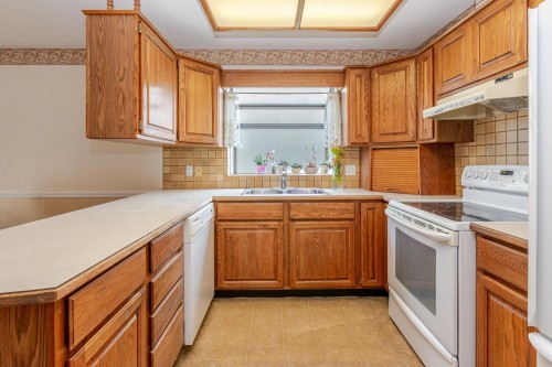 434 Alouette Drive, Coquitlam, BC - Indoor Photo Showing Kitchen With Double Sink