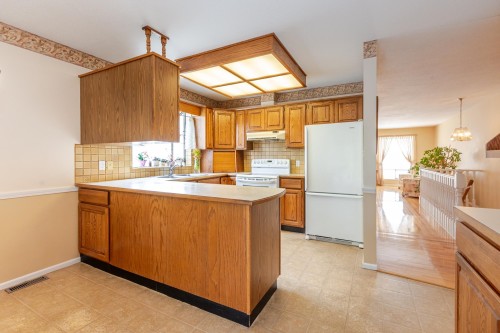 434 Alouette Drive, Coquitlam, BC - Indoor Photo Showing Kitchen