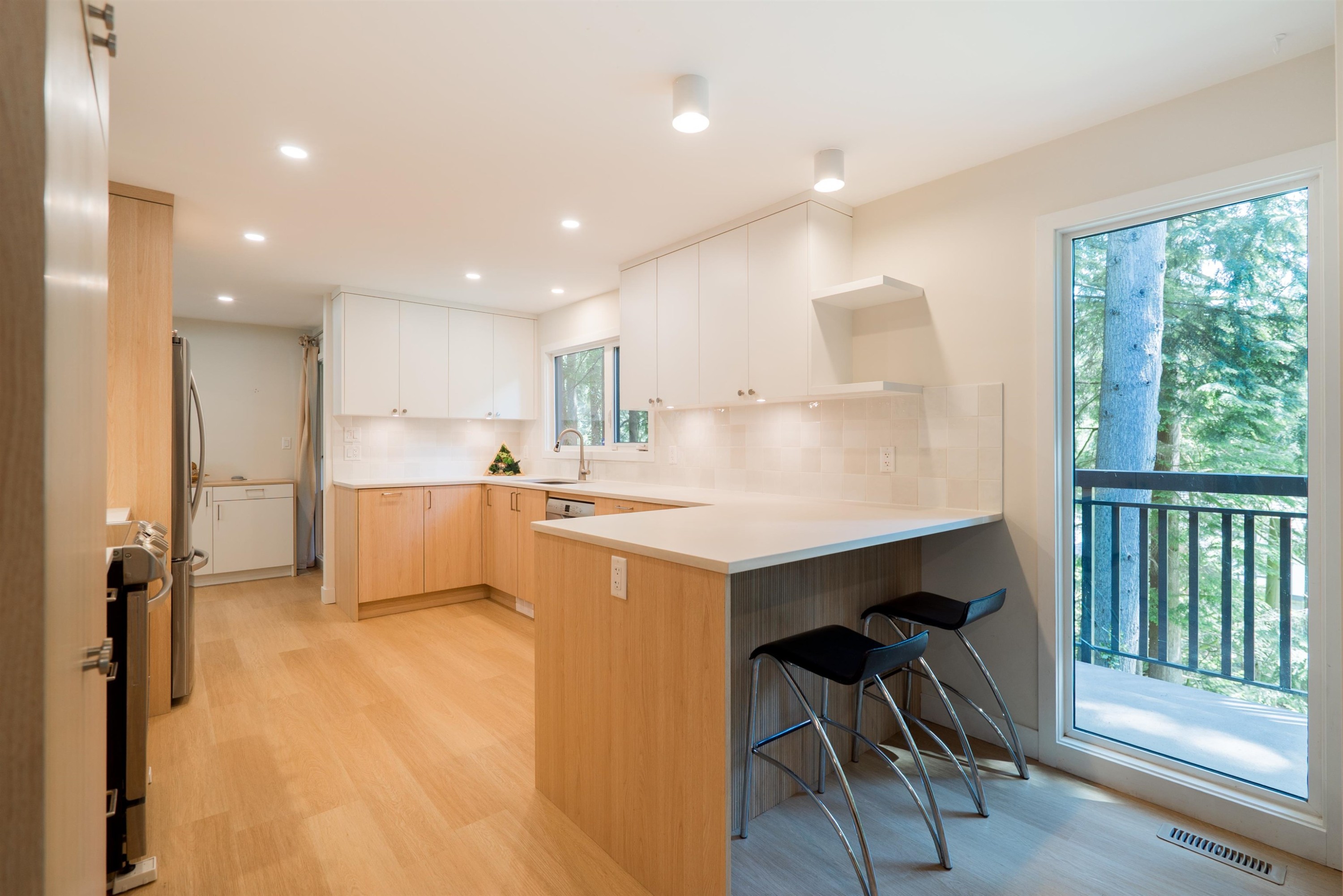 1139 Heritage Boulevard, North Vancouver, BC - Indoor Photo Showing Kitchen