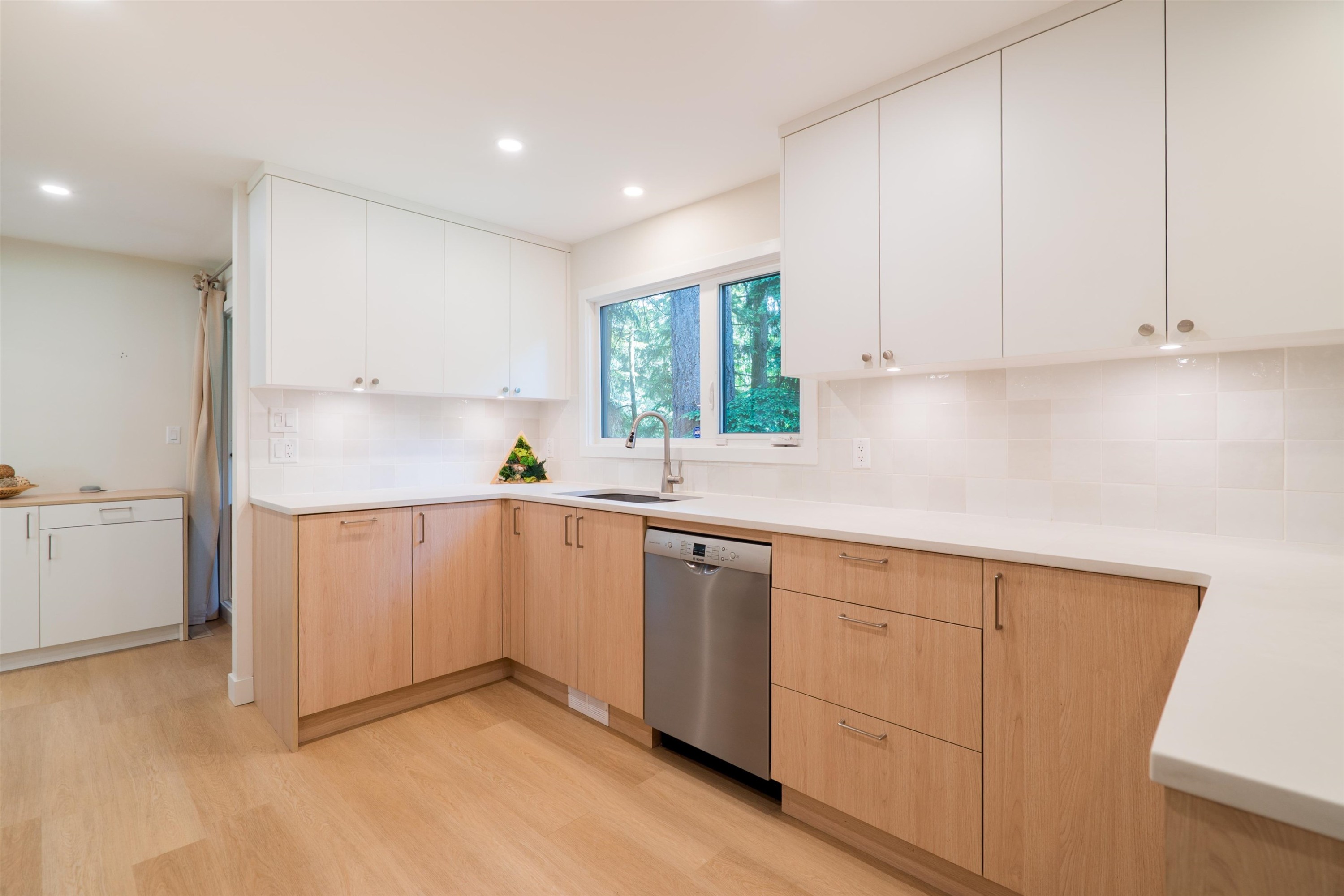 1139 Heritage Boulevard, North Vancouver, BC - Indoor Photo Showing Kitchen