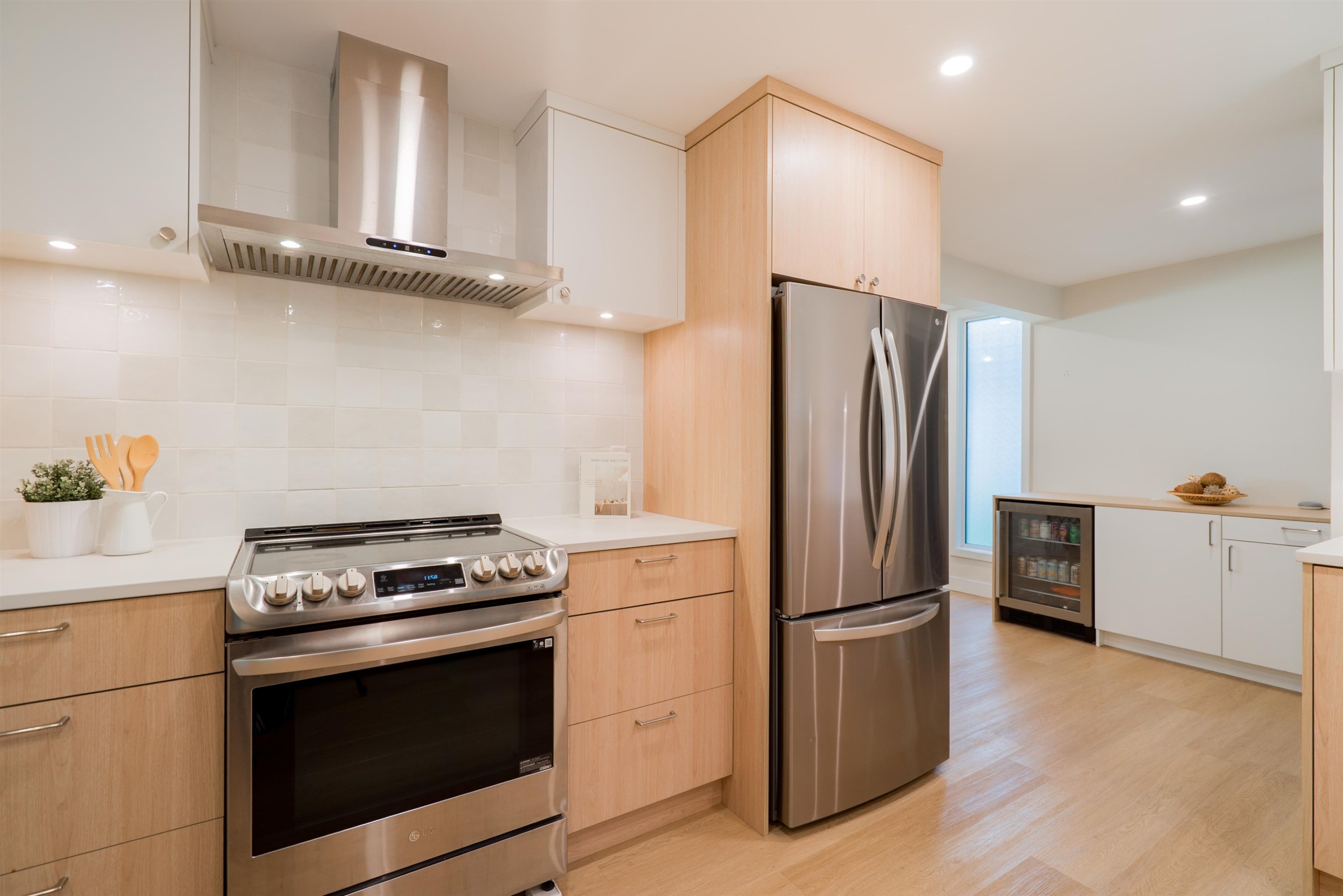 1139 Heritage Boulevard, North Vancouver, BC - Indoor Photo Showing Kitchen
