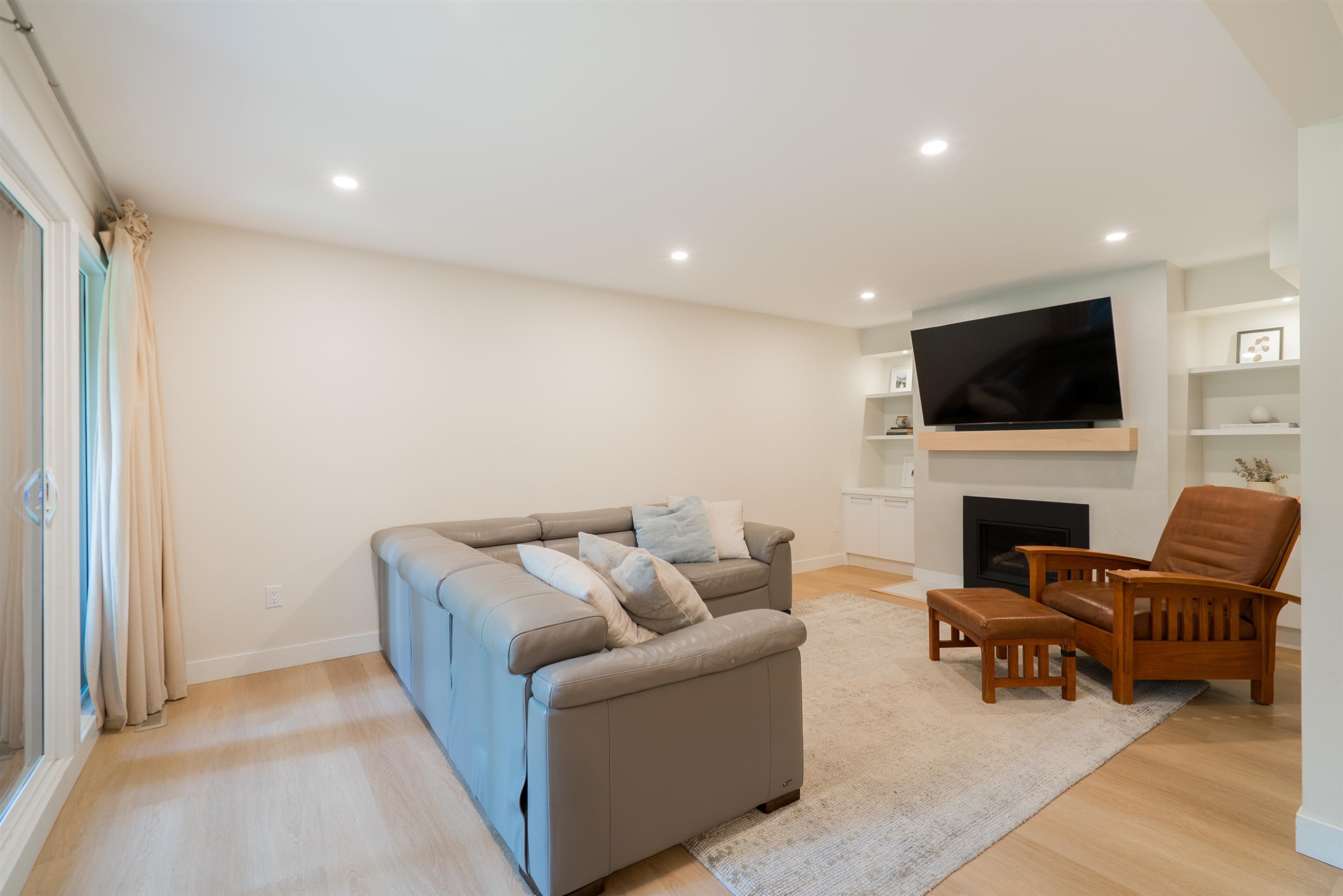 1139 Heritage Boulevard, North Vancouver, BC - Indoor With Fireplace
