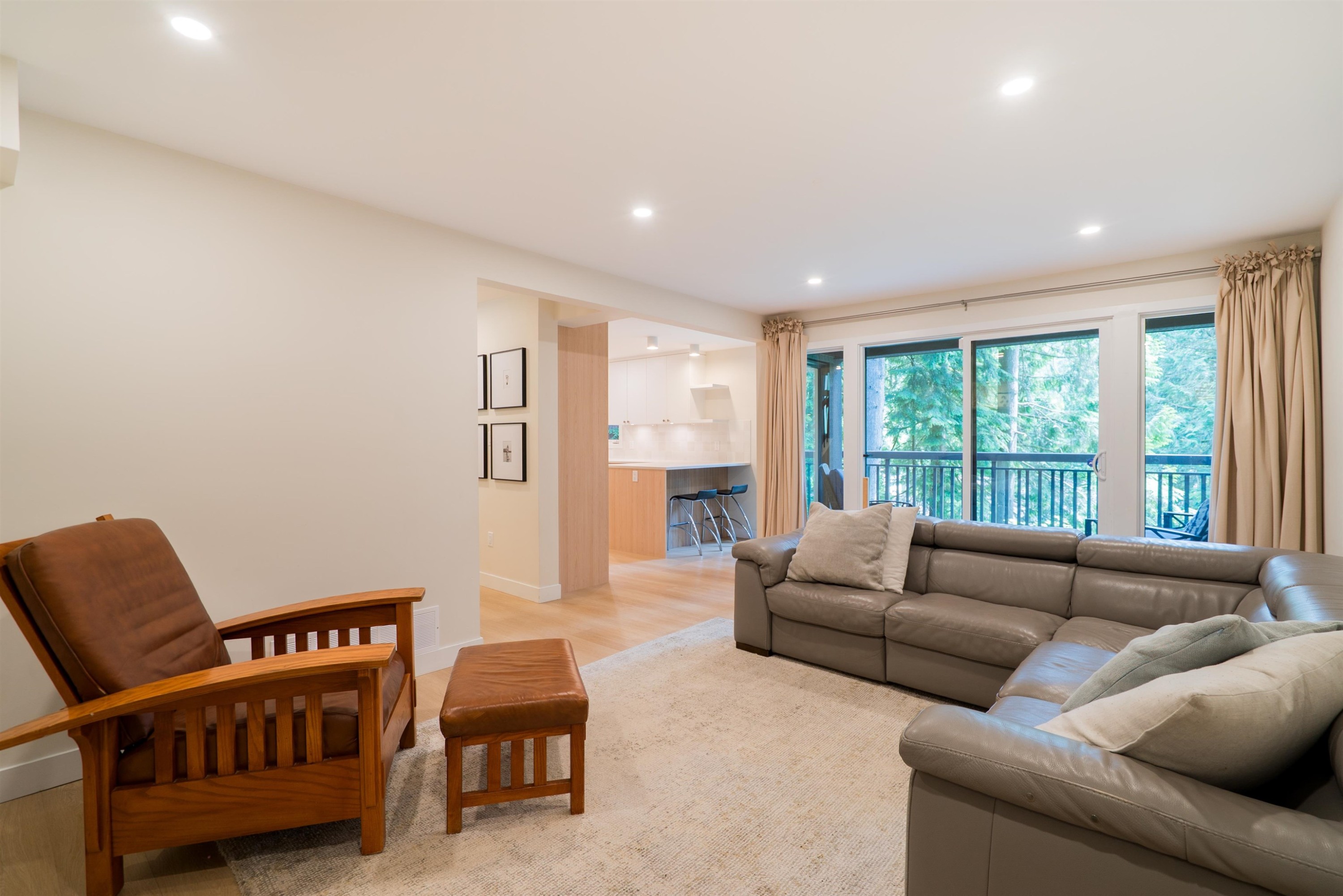 1139 Heritage Boulevard, North Vancouver, BC - Indoor Photo Showing Living Room