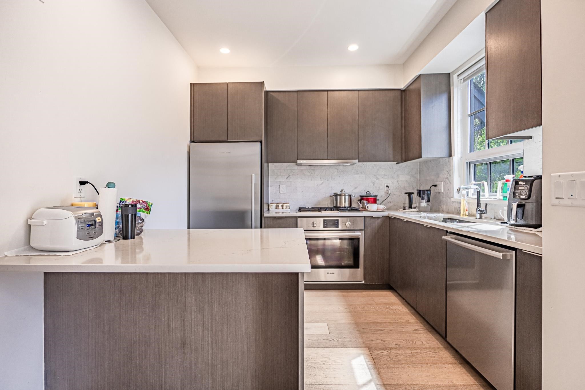 7903 Oak Street, Vancouver, BC - Indoor Photo Showing Kitchen With Upgraded Kitchen