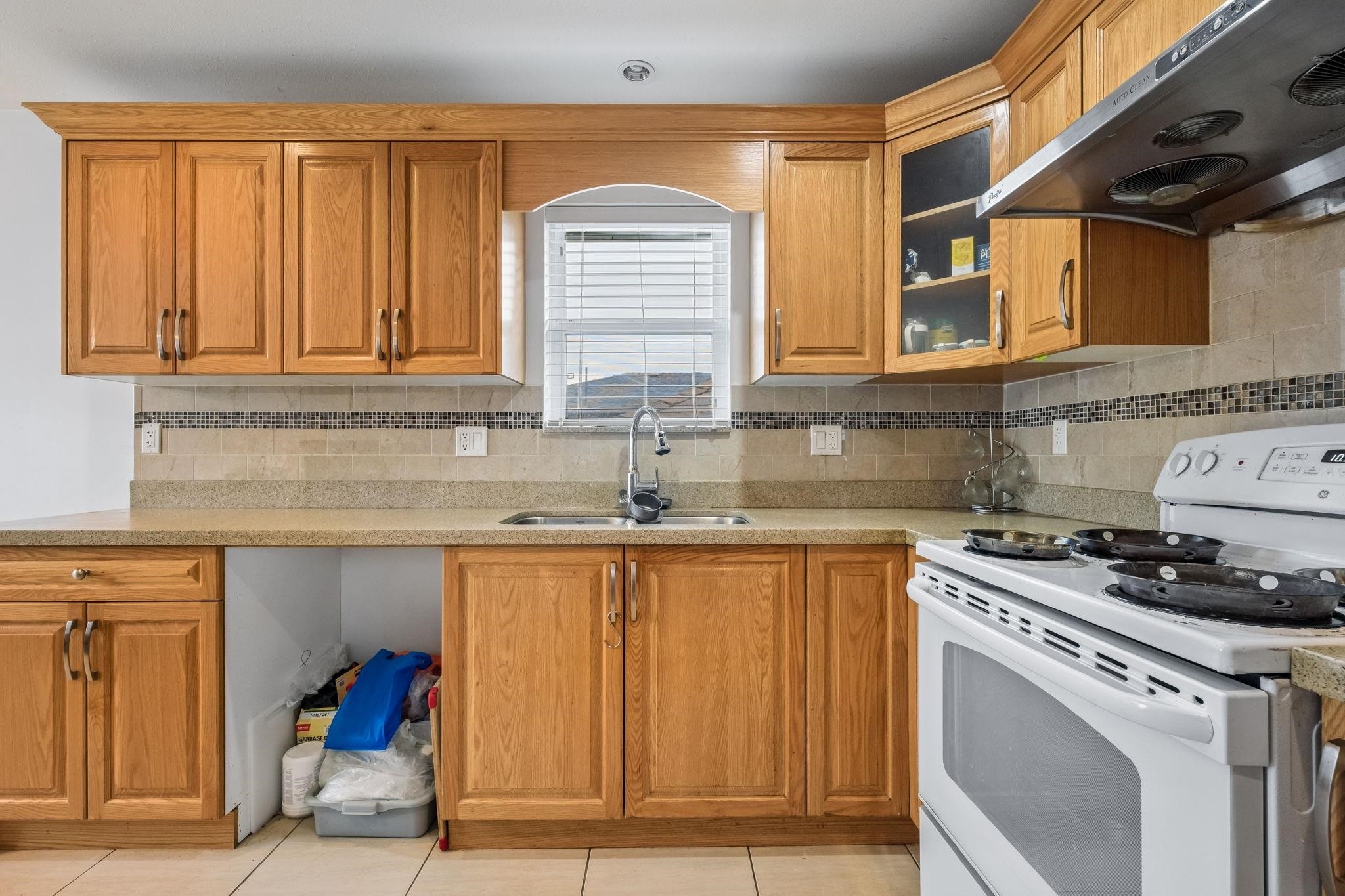3795 Fleming Street, Vancouver, BC - Indoor Photo Showing Kitchen With Double Sink