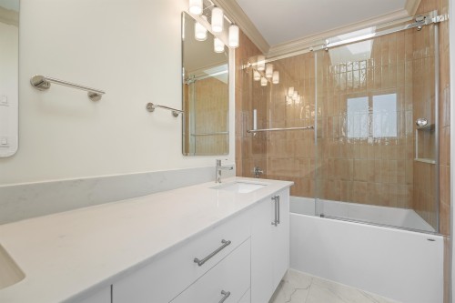 5454 Slocan Street, Vancouver, BC - Indoor Photo Showing Bathroom