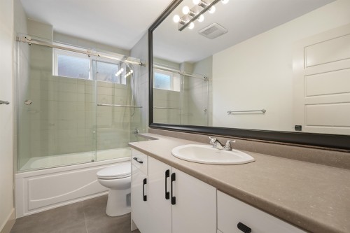 5454 Slocan Street, Vancouver, BC - Indoor Photo Showing Bathroom