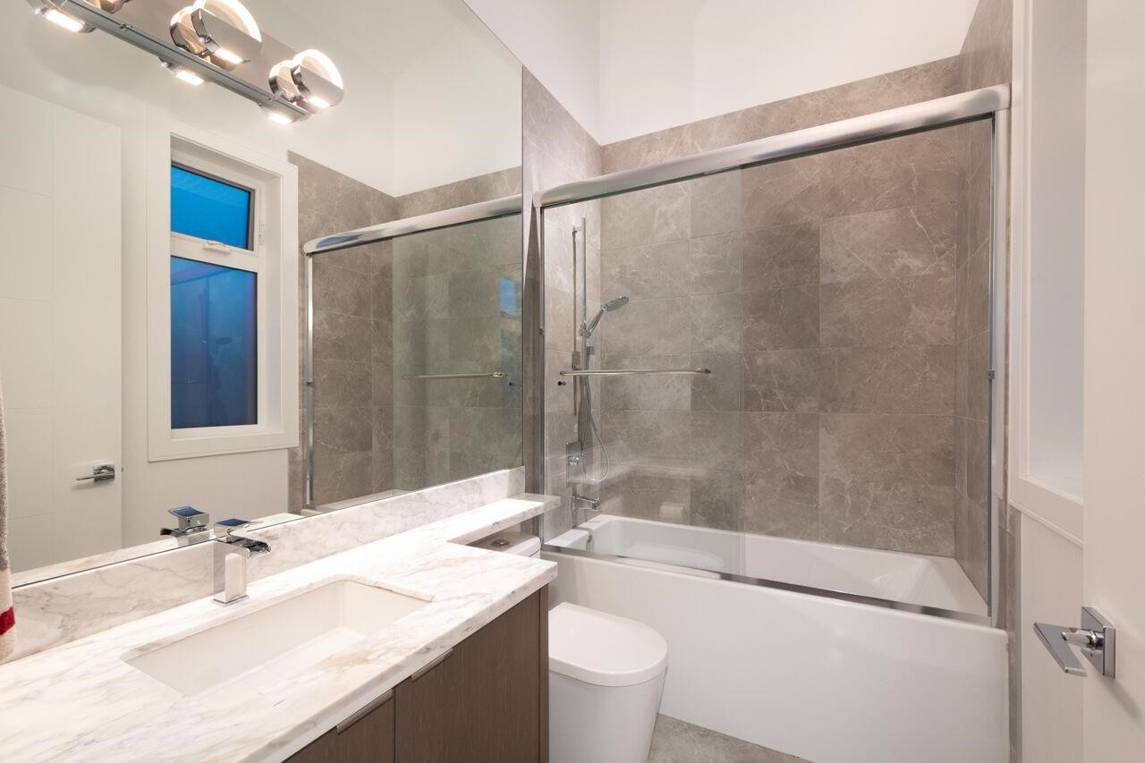 136 61St Avenue E, Vancouver, BC - Indoor Photo Showing Bathroom