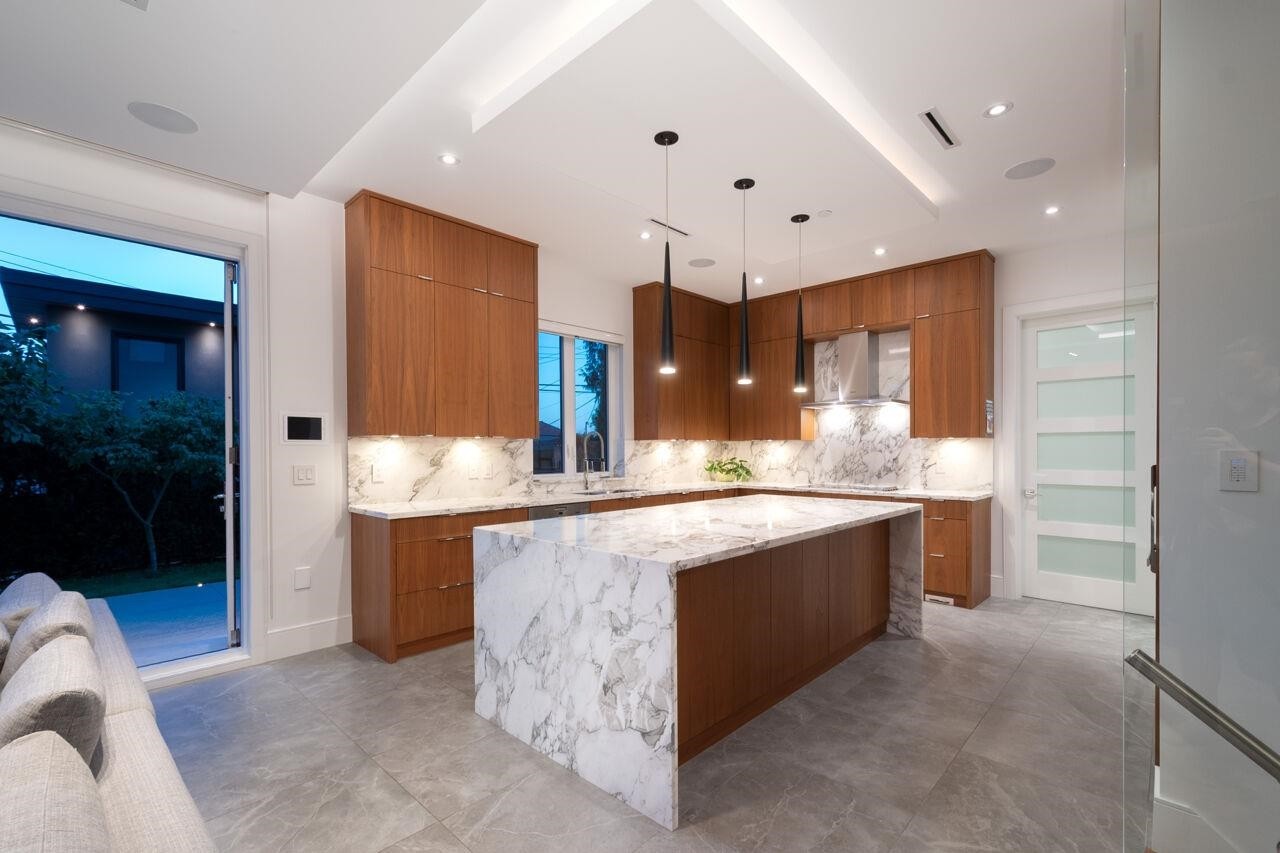 136 61St Avenue E, Vancouver, BC - Indoor Photo Showing Kitchen With Upgraded Kitchen