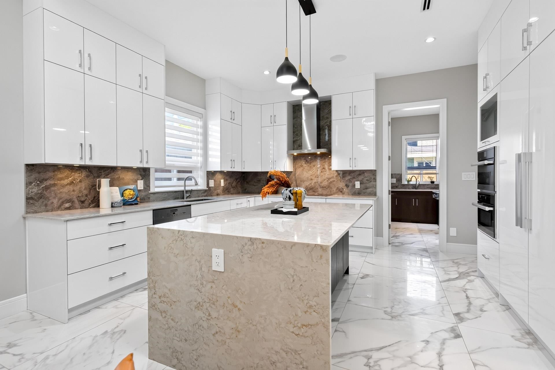 3291 Ullsmore Avenue, Richmond, BC - Indoor Photo Showing Kitchen With Upgraded Kitchen
