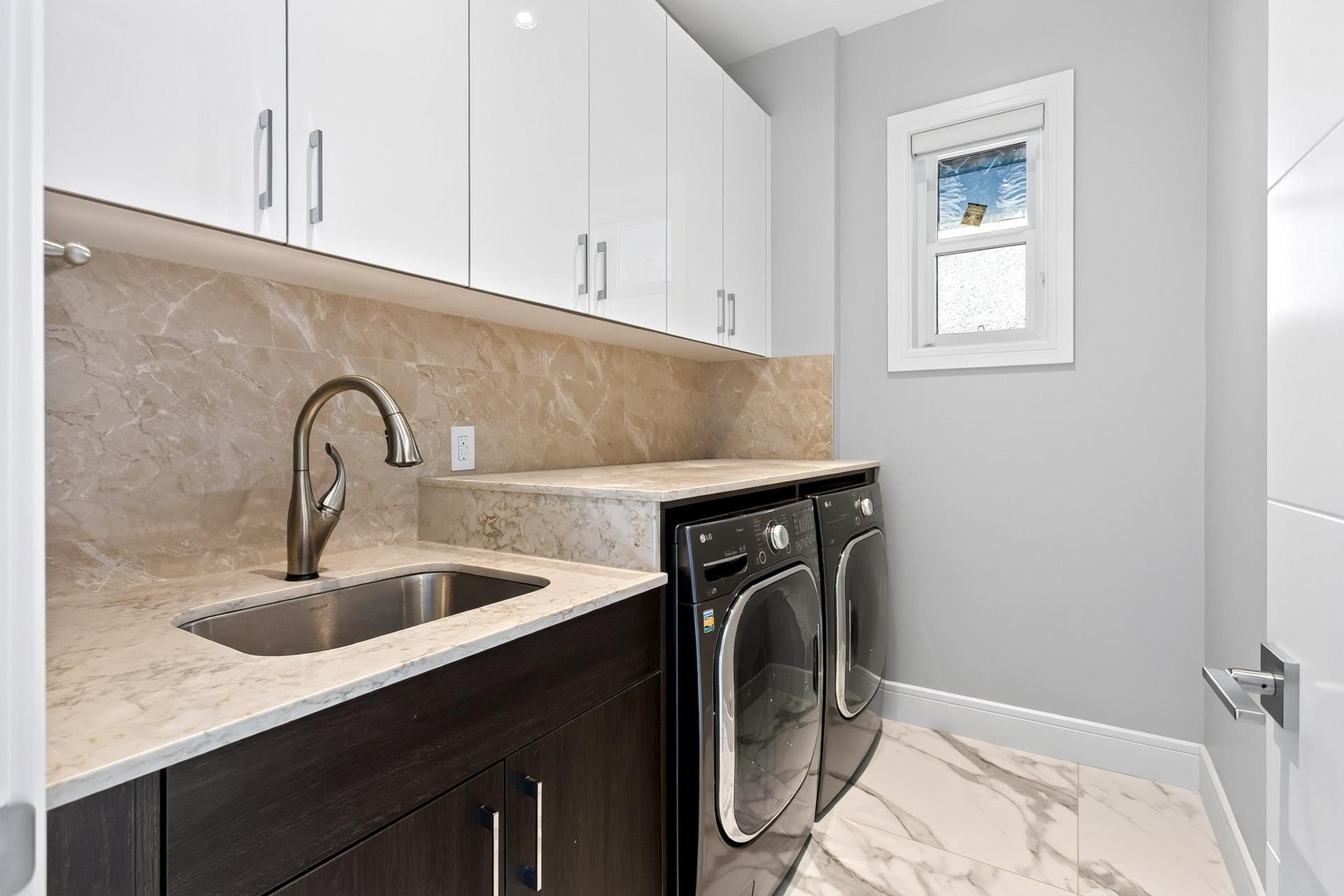 3291 Ullsmore Avenue, Richmond, BC - Indoor Photo Showing Laundry Room