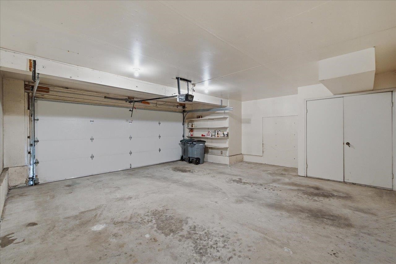 3661 Handel Avenue, Vancouver, BC - Indoor Photo Showing Garage