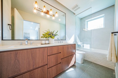 8271 Minler Road, Richmond, BC - Indoor Photo Showing Bathroom