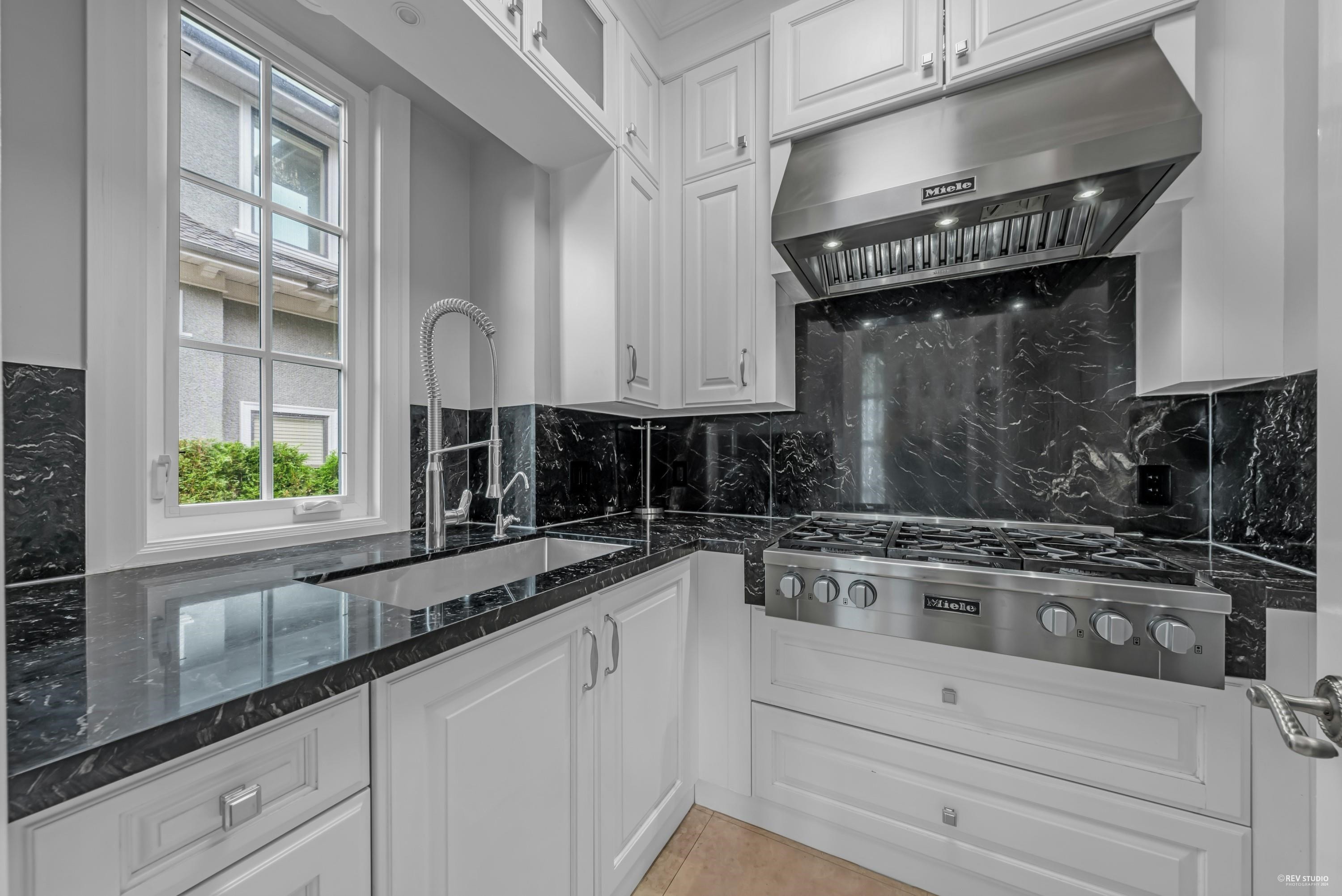 6011 Adera Street, Vancouver, BC - Indoor Photo Showing Kitchen