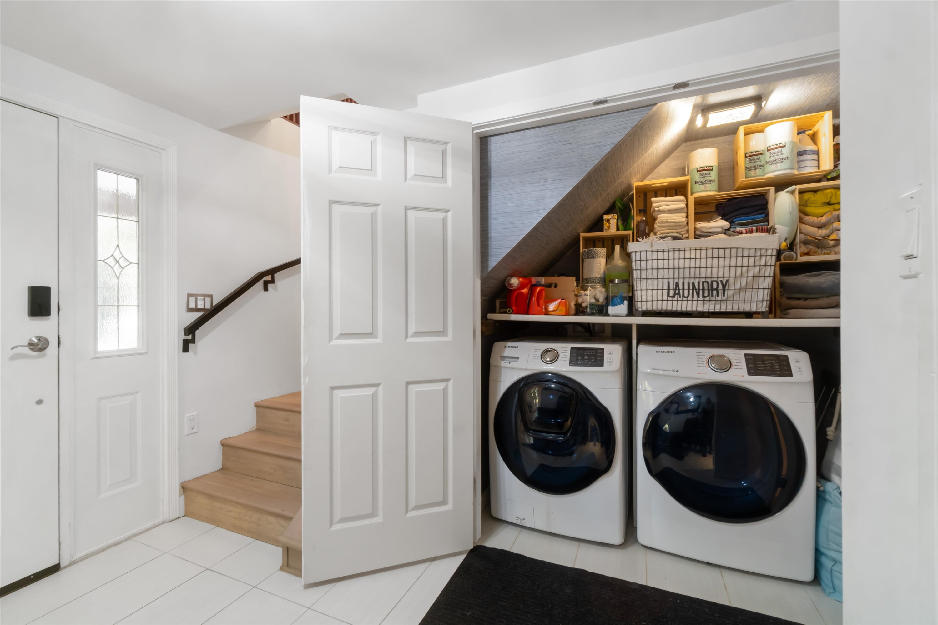 309 Gloucester Court, Coquitlam, BC - Indoor Photo Showing Laundry Room
