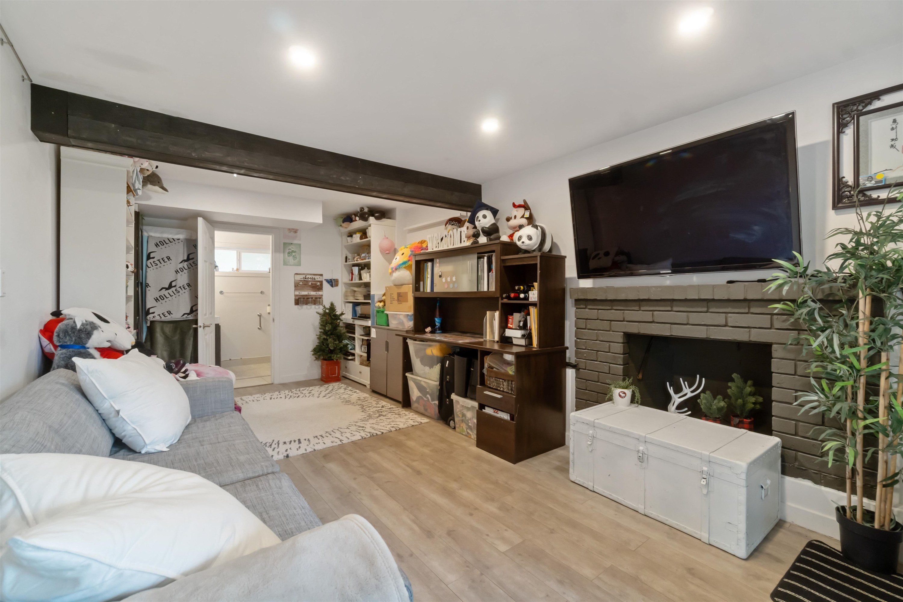 309 Gloucester Court, Coquitlam, BC - Indoor Photo Showing Living Room With Fireplace