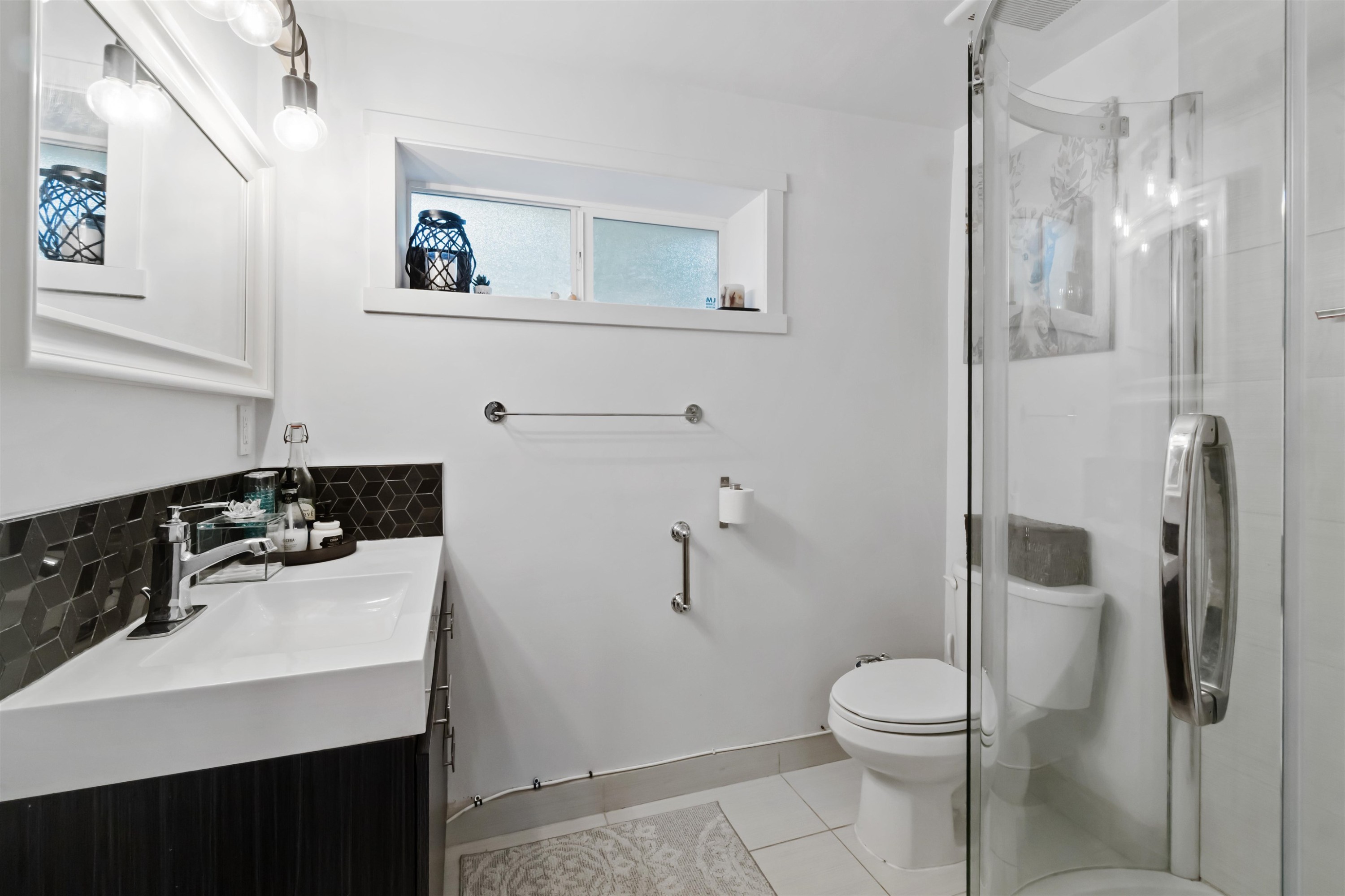 309 Gloucester Court, Coquitlam, BC - Indoor Photo Showing Bathroom