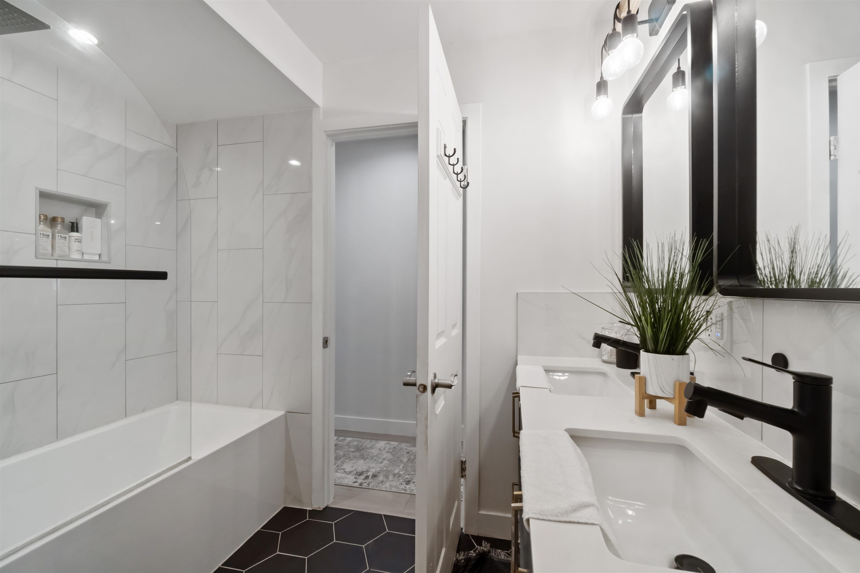 309 Gloucester Court, Coquitlam, BC - Indoor Photo Showing Bathroom
