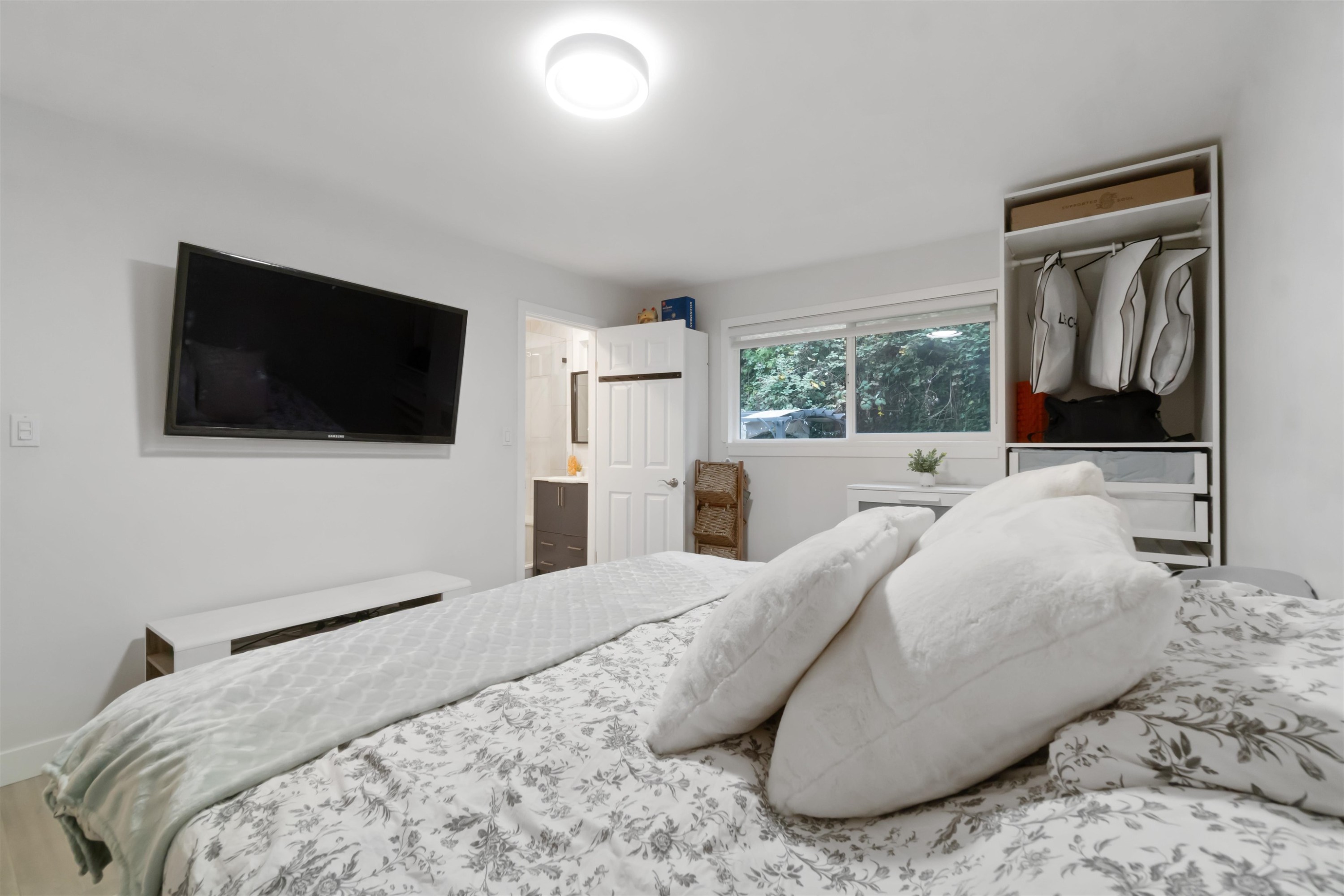 309 Gloucester Court, Coquitlam, BC - Indoor Photo Showing Bedroom