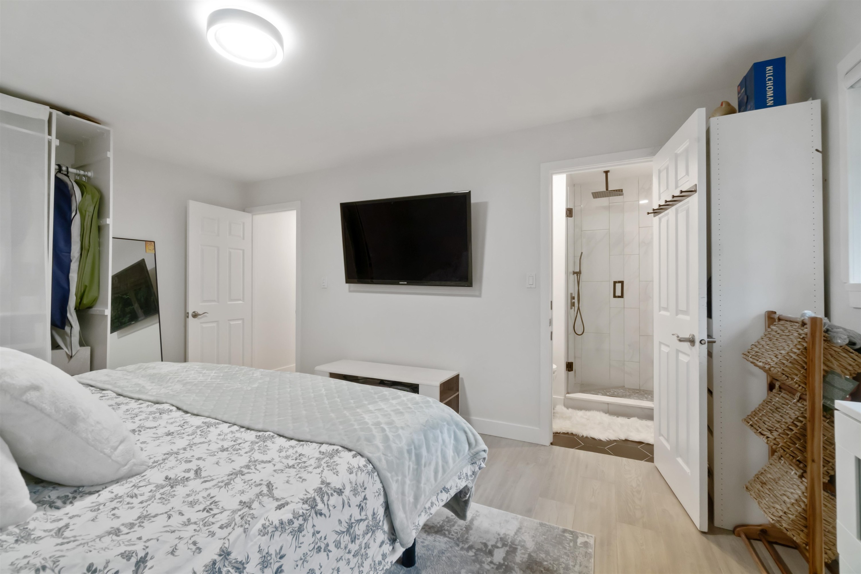 309 Gloucester Court, Coquitlam, BC - Indoor Photo Showing Bedroom