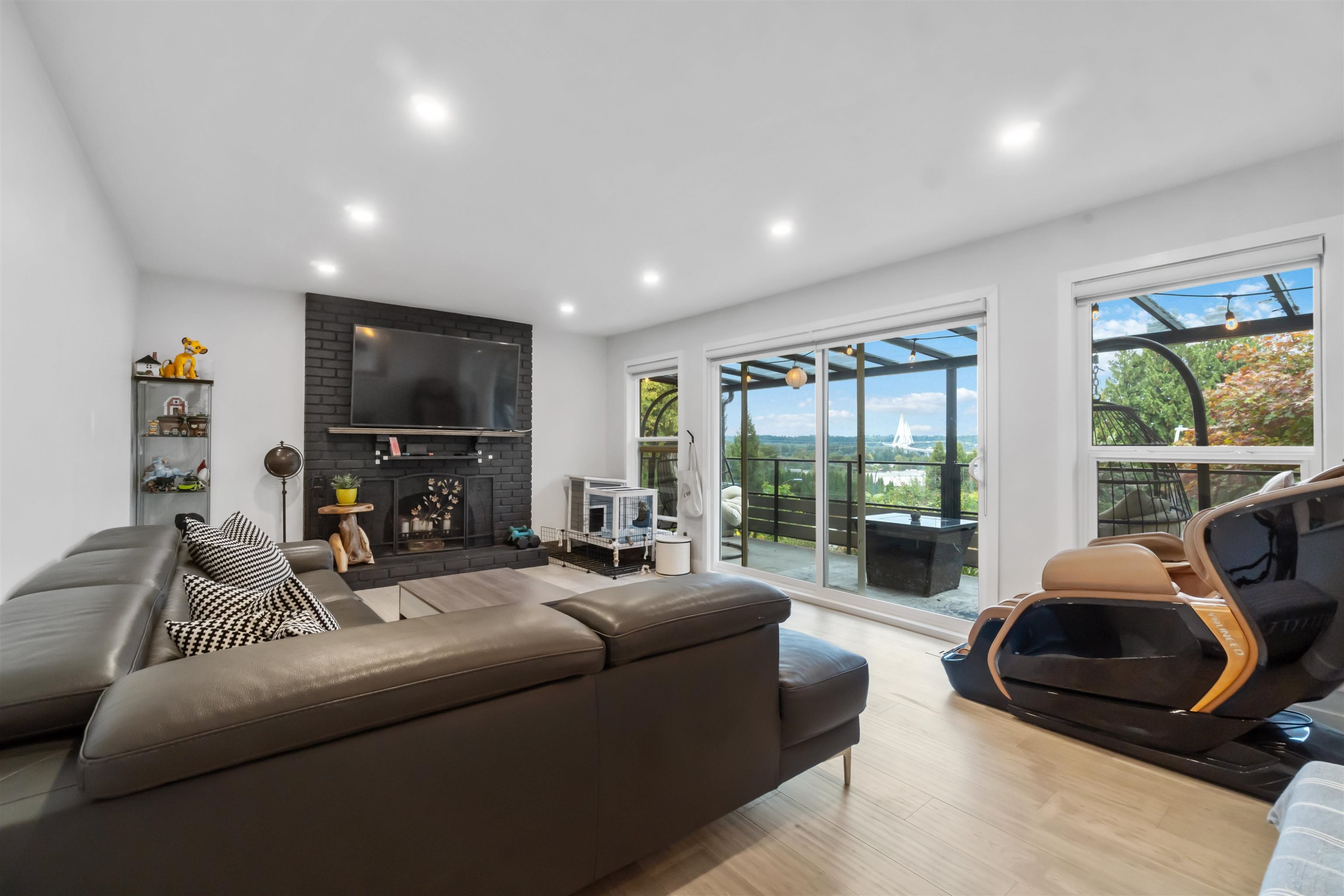 309 Gloucester Court, Coquitlam, BC - Indoor Photo Showing Living Room