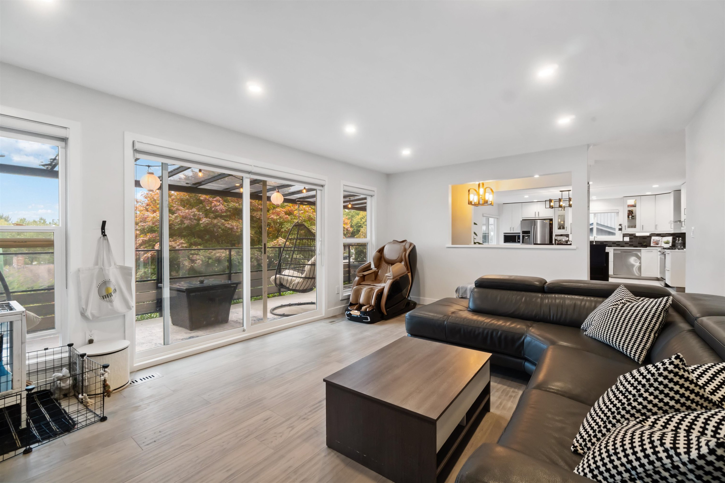 309 Gloucester Court, Coquitlam, BC - Indoor Photo Showing Living Room