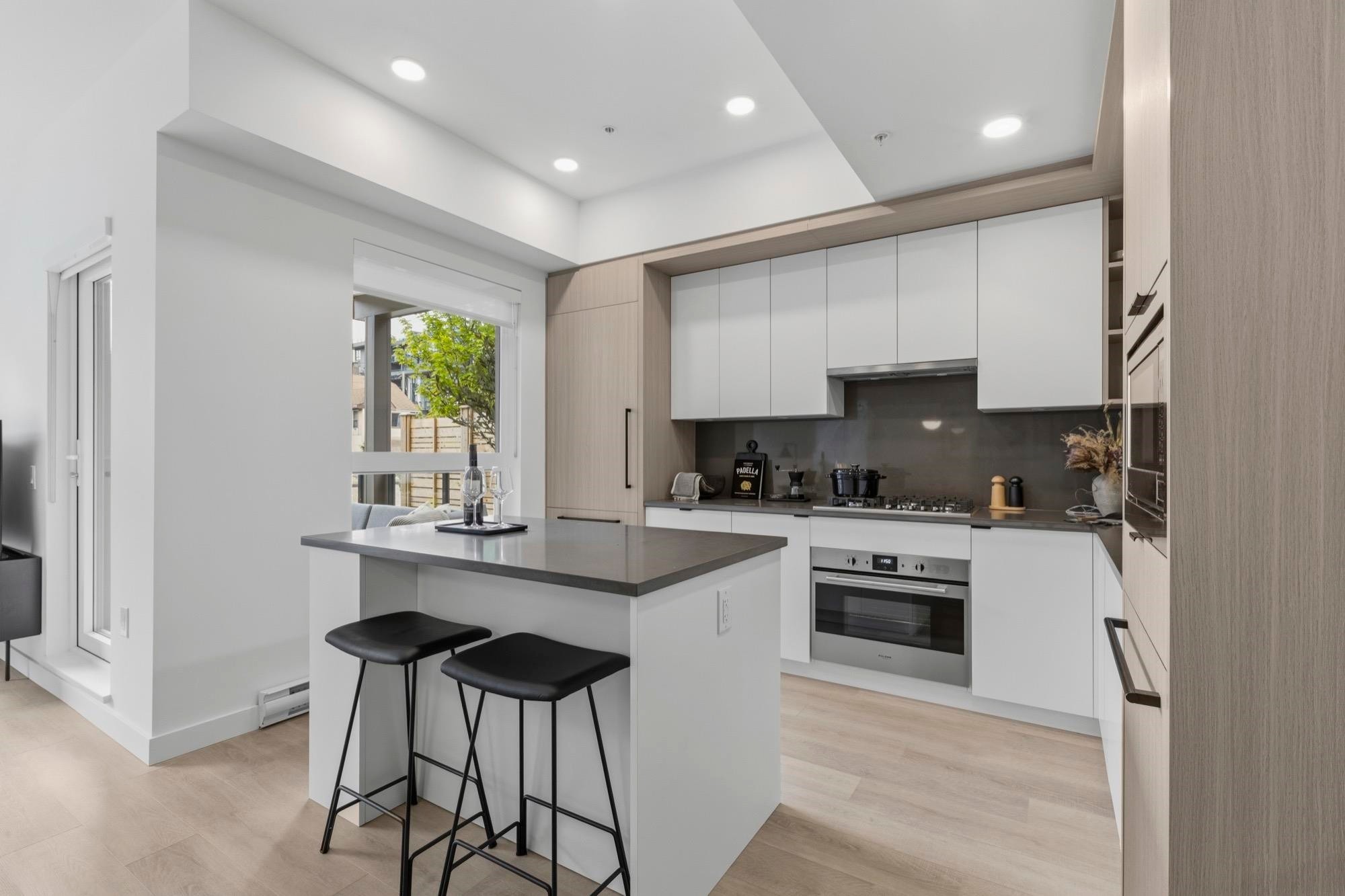 107-2268 Broadway E, Vancouver, BC - Indoor Photo Showing Kitchen